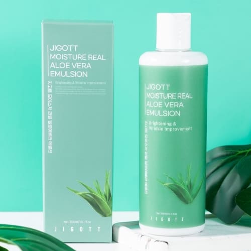 Box and bottle of JIGOTT Aloe Vera Emulsion standing side by side in clean background