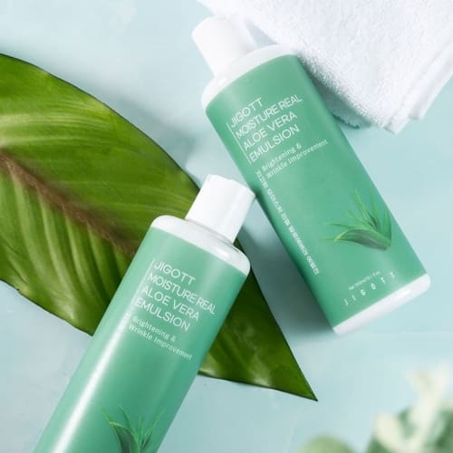 Two JIGOTT Aloe Vera Emulsions arranged on leaf and towel for natural soothing aesthetic