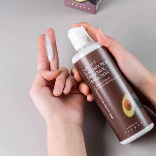 Model applying JIGOTT avocado emulsion on hand to show texture and use