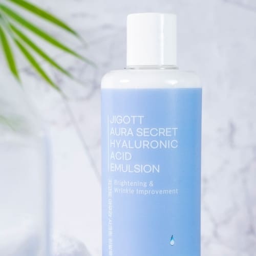 Product shot with marble background and vase showing a natural, calming aesthetic