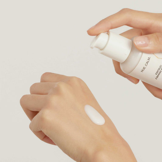 Huecalm Firming Serum texture on hand – creamy emulsion demonstration