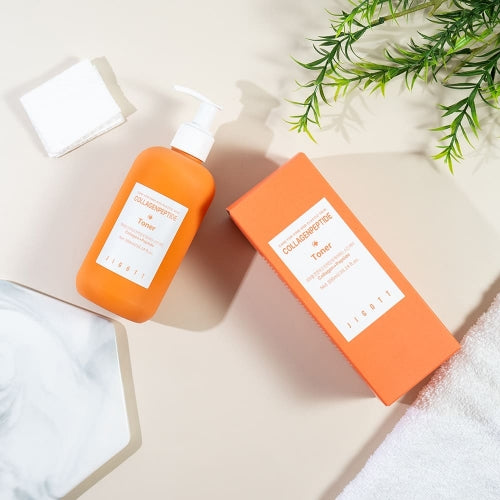 Jigott Collagenpeptide Toner and packaging flatlay with cotton and props